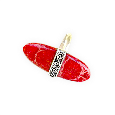 Anillo de plata 925. El detalle central es una espectacular Coral natural. Anillo ajustable. Este anillo es super combinable, lúcelo con tu look favorito.